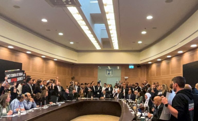 Familjarët e pengjeve të Hamasit hyjnë me forcë në parlamentin izraelit