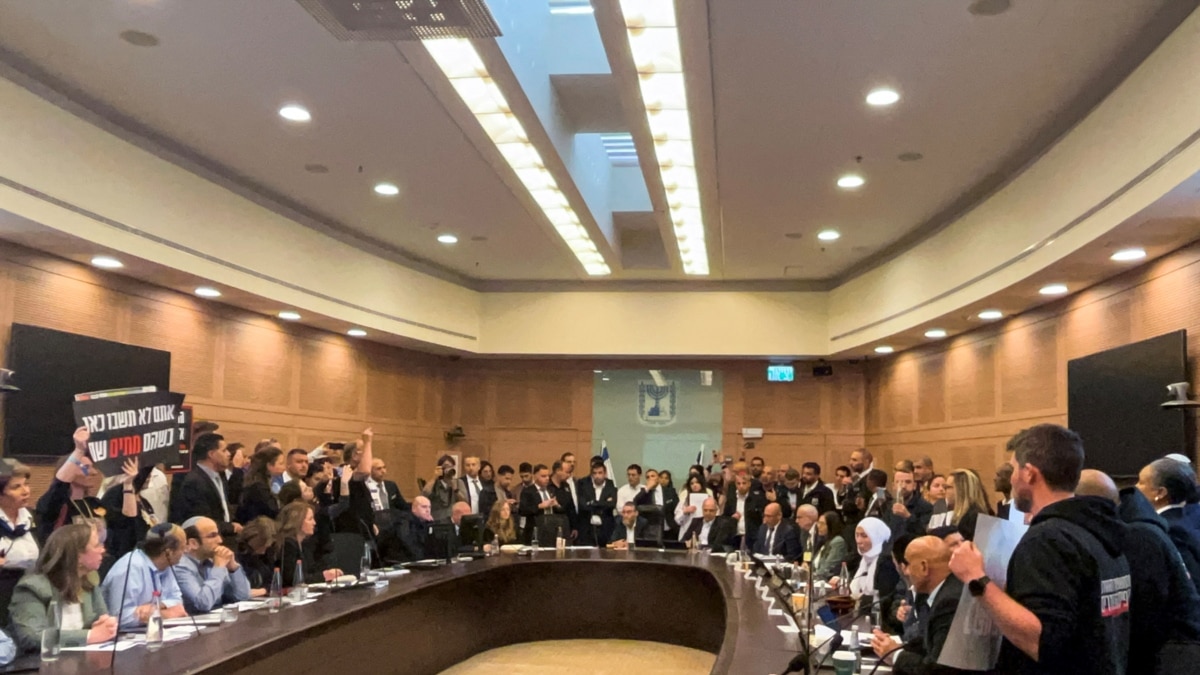 Familjarët e pengjeve të Hamasit hyjnë me forcë në parlamentin izraelit