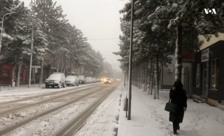 Reshjet e dëborës shkaktojnë probleme në Shqipëri, situata më e rëndë në veri