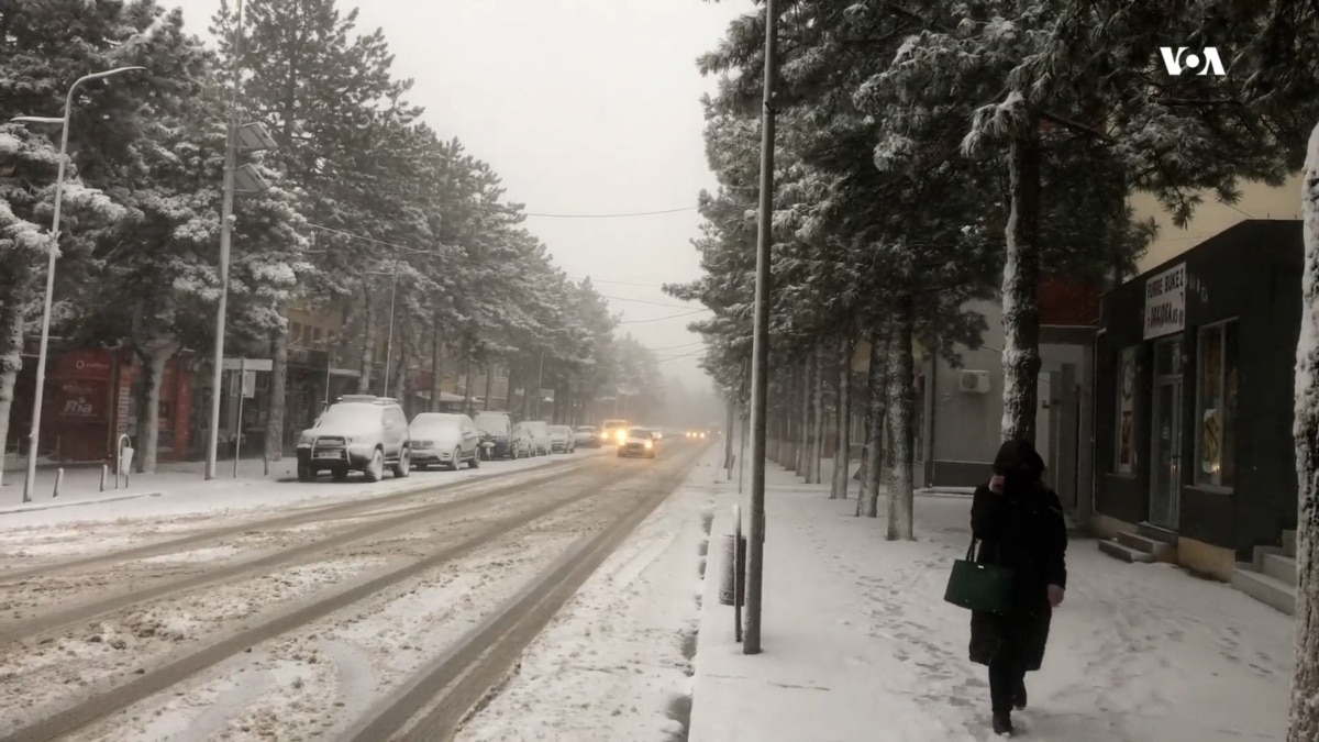 Reshjet e dëborës shkaktojnë probleme në Shqipëri, situata më e rëndë në veri