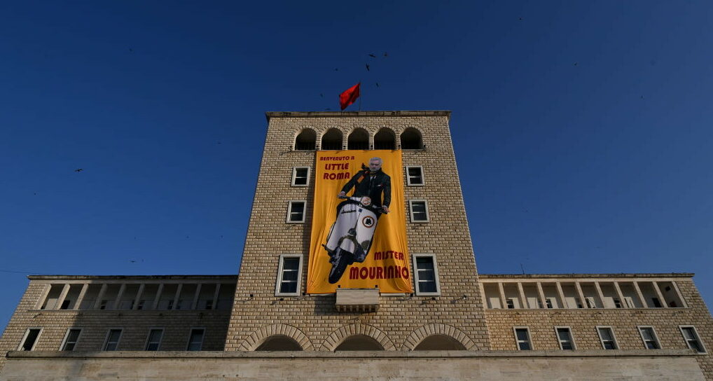 Momentet dhe imazhet e veçanta të Mourinhos te Roma, mes tyre edhe finalja e Tiranës