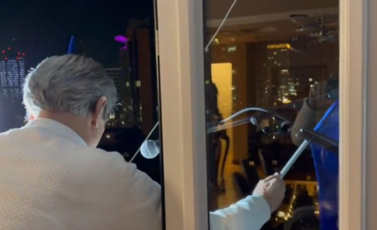 Berisha valëvit flamujt blu nga dritarja e “arrestit”: Kjo protestë e përnatshme është protesta e kthesës së madhe