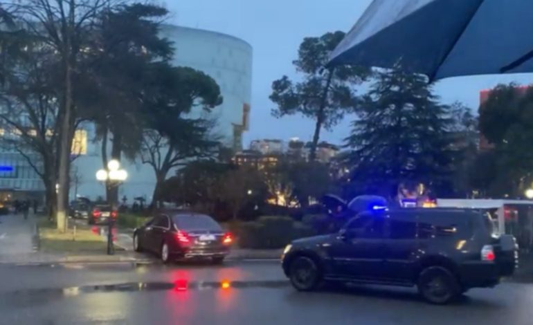 Fotolajm/ Presidenti Begaj mbërrin në Kuvend, të pranishëm edhe ambasadorë