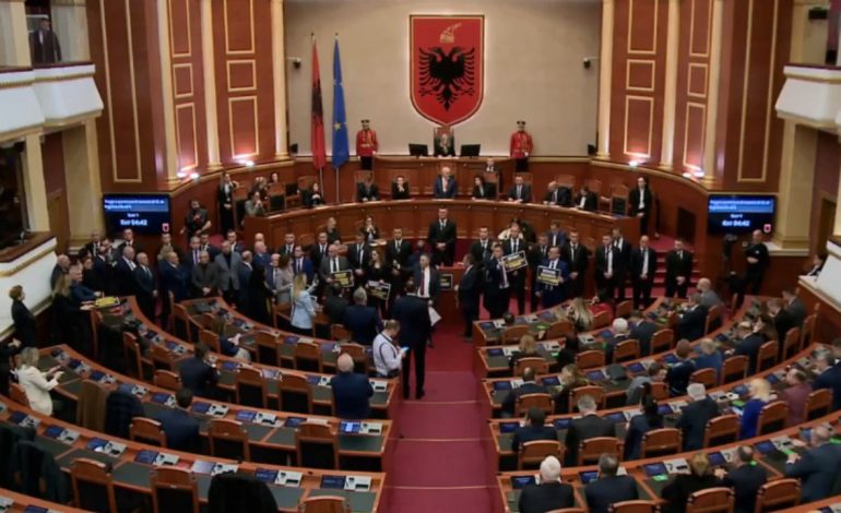 Kryeparlamentarja fton Presidentin për fjalën përshëndetëse/ Opozita e pengon, Bardhi bërtet