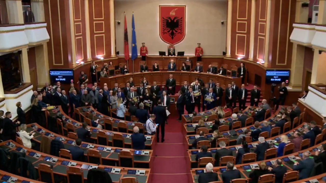 Kryeparlamentarja fton Presidentin për fjalën përshëndetëse/ Opozita e pengon, Bardhi bërtet