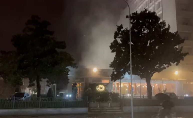 Përfshihet nga flakët hoteli në qendër të Shkodrës, zjarrfikësit po evakuojnë turistët