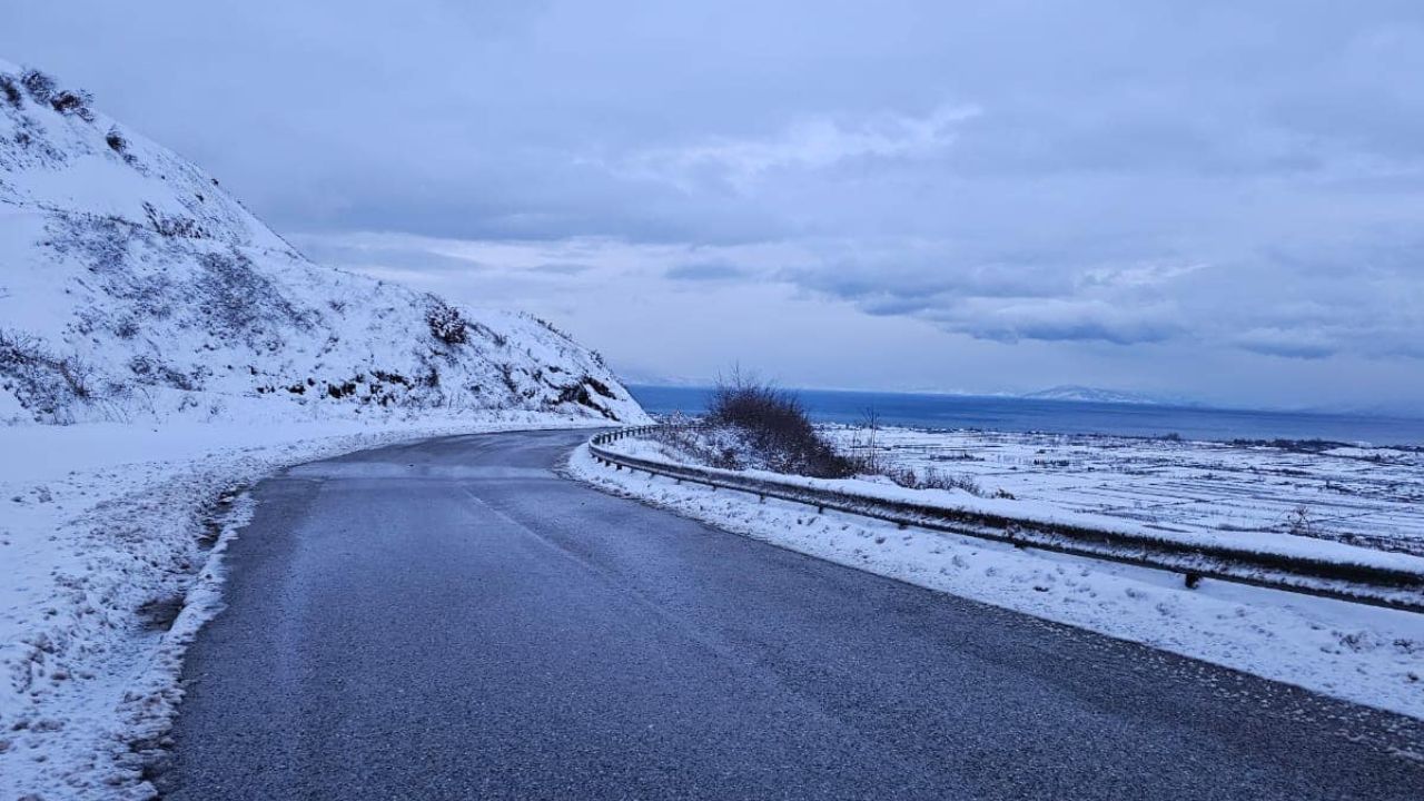 Javë me diell, por temperatura të ulëta! Ngrica në akset rrugore