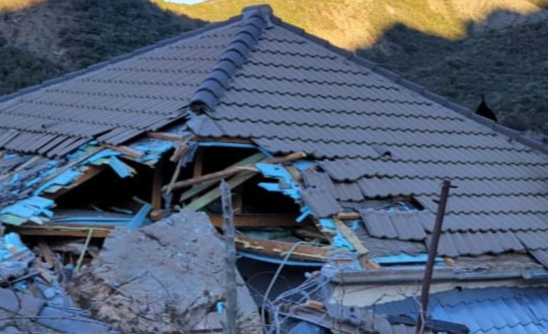 25-vjeçarin e bllokoi shkëmbi, shpëton mrekullisht gruaja dhe fëmija që flinin me të