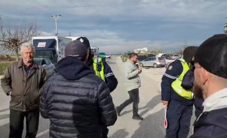 Protestë në Fier, fermerët bllokojnë rrugën në Levan 
 23/01/2024 09:40