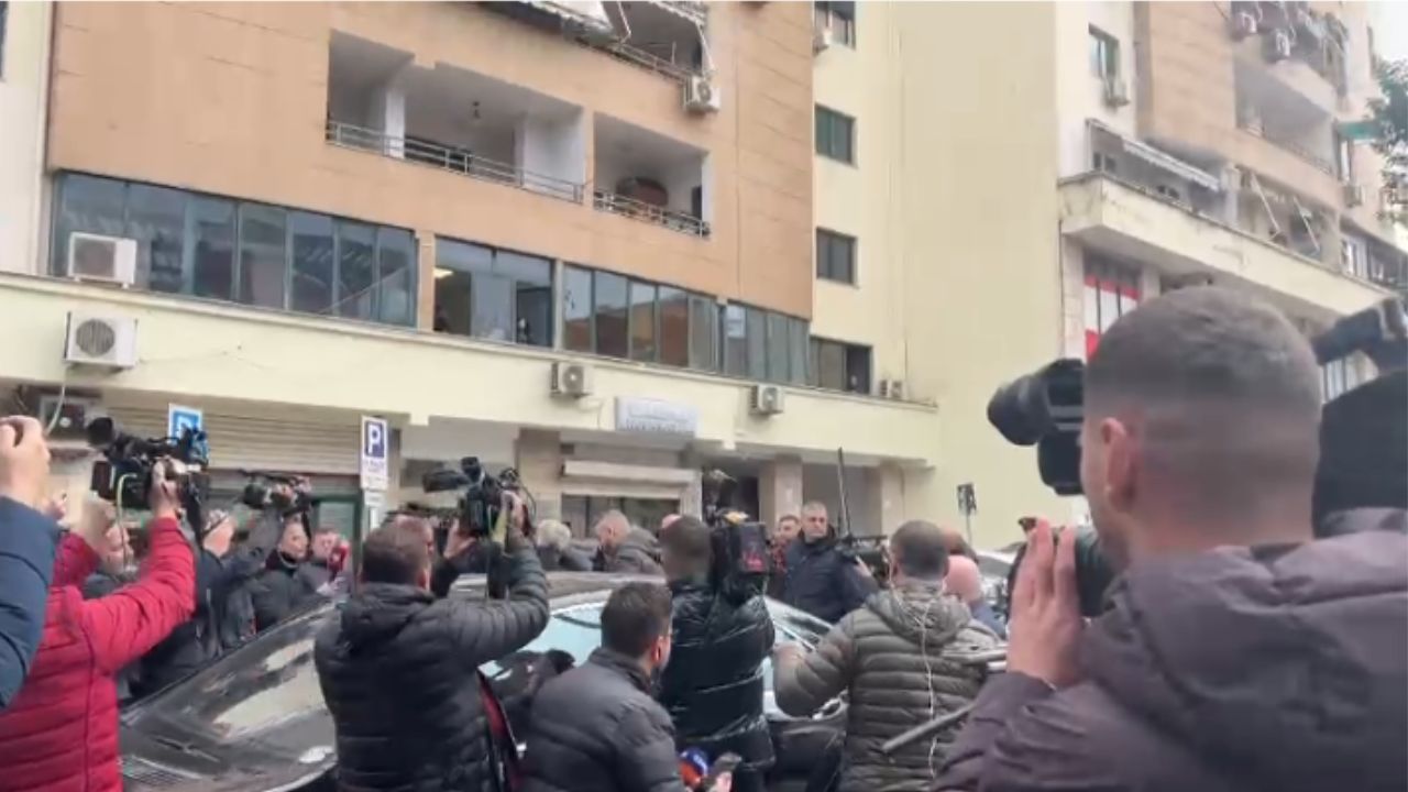 Berisha mbërrin në SPAK, pritet me brohorima nga mbështetësit: Opozita do të fitojë 
 23/01/2024 10:04