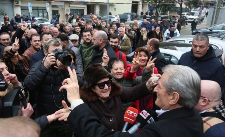 “Lere mos e pyet”/ Frikë për ashpërsim të masës pas shkeljeve? Berisha: Po më dolën gazetarët para…