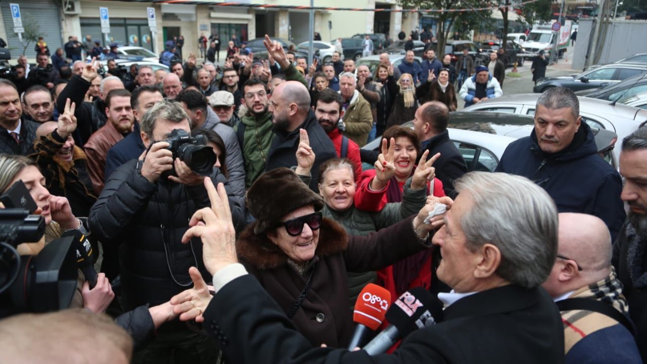 “Lere mos e pyet”/ Frikë për ashpërsim të masës pas shkeljeve? Berisha: Po më dolën gazetarët para…