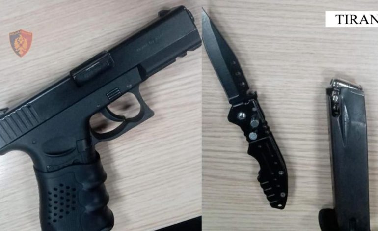 Me armë dhe pajisje policie në makinë, kapet 30-vjeçari në Tiranë