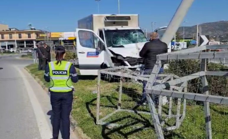 Aksident në Lushnjë/ Furgoni përplaset me shtyllën, plagoset shoferi