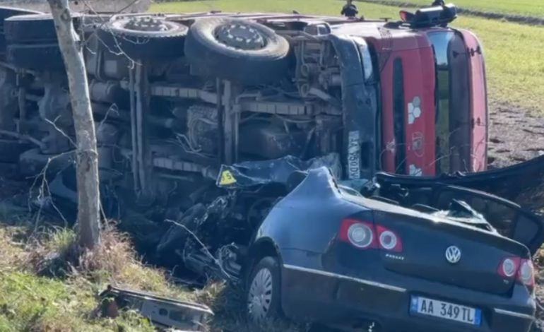 Aksident i rëndë në Lezhë/ Kamioni zë poshtë makinën