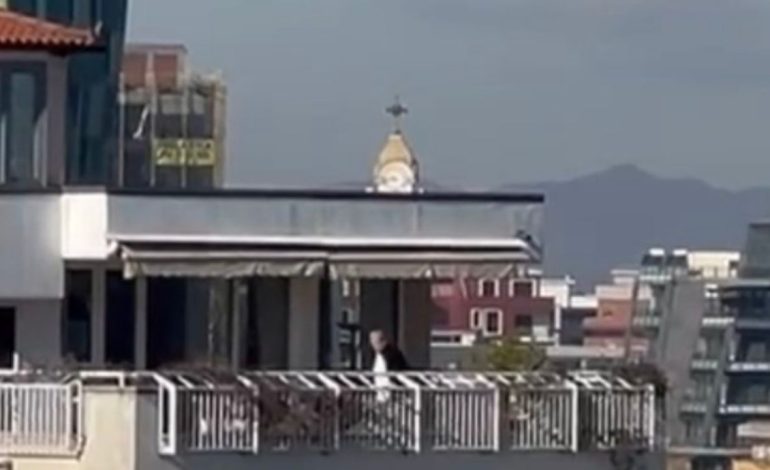 Foto lajm/ Berisha del sërish për ajrosje, bën ecejake nëpër tarracë