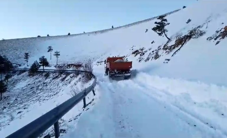 Shkodra ende me rrugë të bllokuara, disa fshatra mbeten në izolim/ Probleme edhe me energjinë elektrike