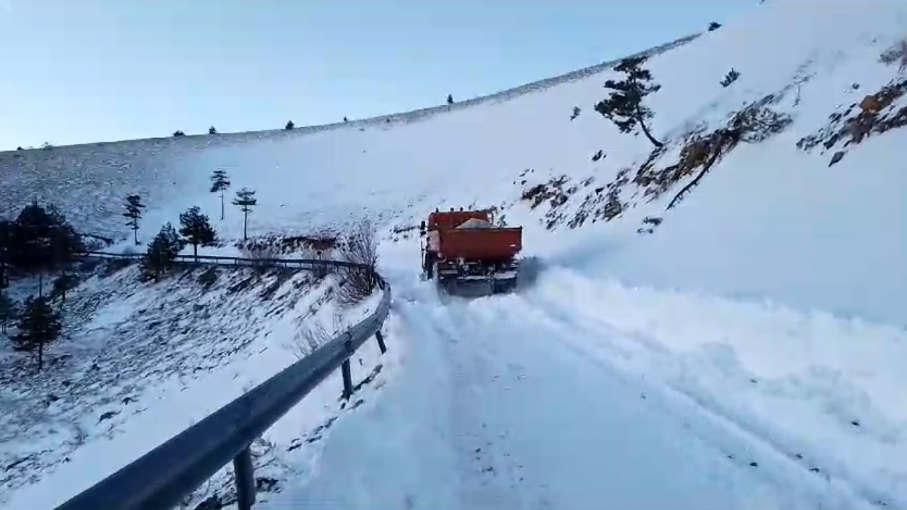 Shkodra ende me rrugë të bllokuara, disa fshatra mbeten në izolim/ Probleme edhe me energjinë elektrike