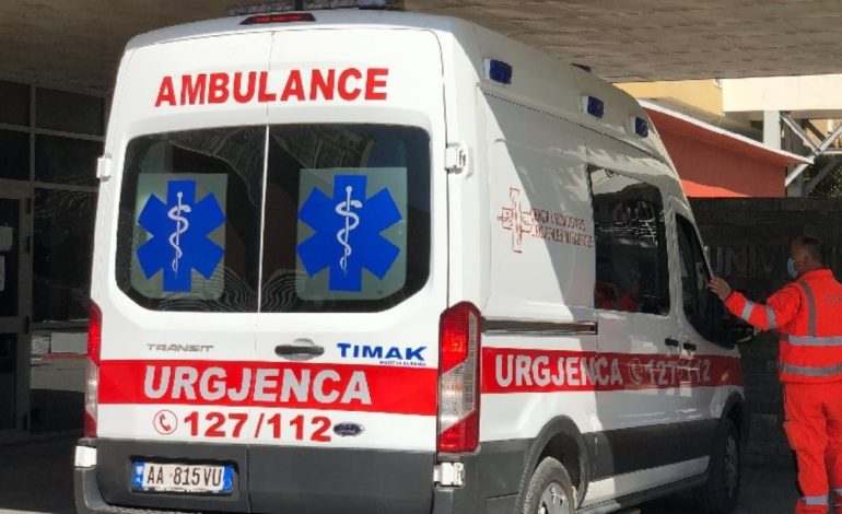 Po digjte mbeturinat në oborrin e banesës, flakët përhapen, 67-vjeçarja pëson djegie