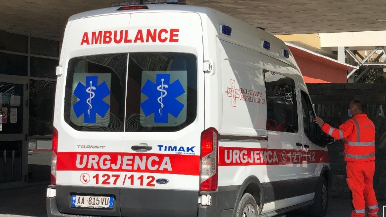 Po digjte mbeturinat në oborrin e banesës, flakët përhapen, 67-vjeçarja pëson djegie