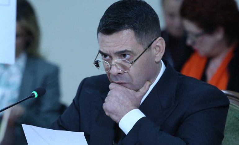 Ministria e Jashtme sqaron procedurën, përse iu hoq pasaporta diplomatike Arben Ahmetajt?!