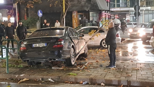 Aksident në Tiranë, makina përfundon në trotuar