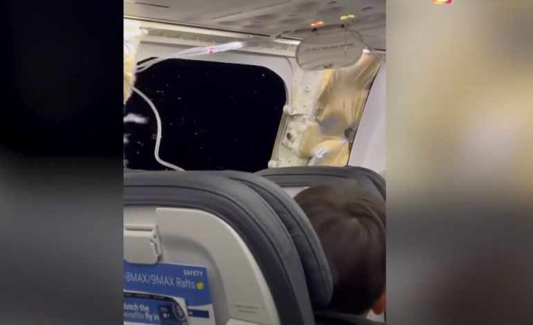 DEL VIDEO-Tmerr në ajër! Avionit i shkëputet dritarja, pasagjerëve u ngrin gjaku