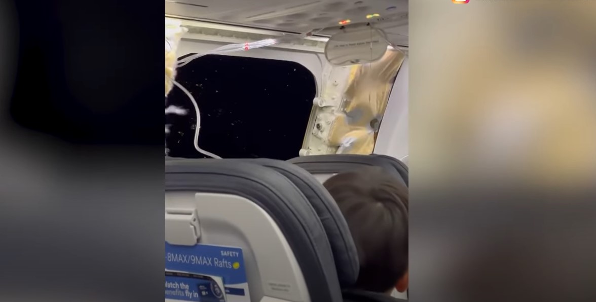 DEL VIDEO-Tmerr në ajër! Avionit i shkëputet dritarja, pasagjerëve u ngrin gjaku