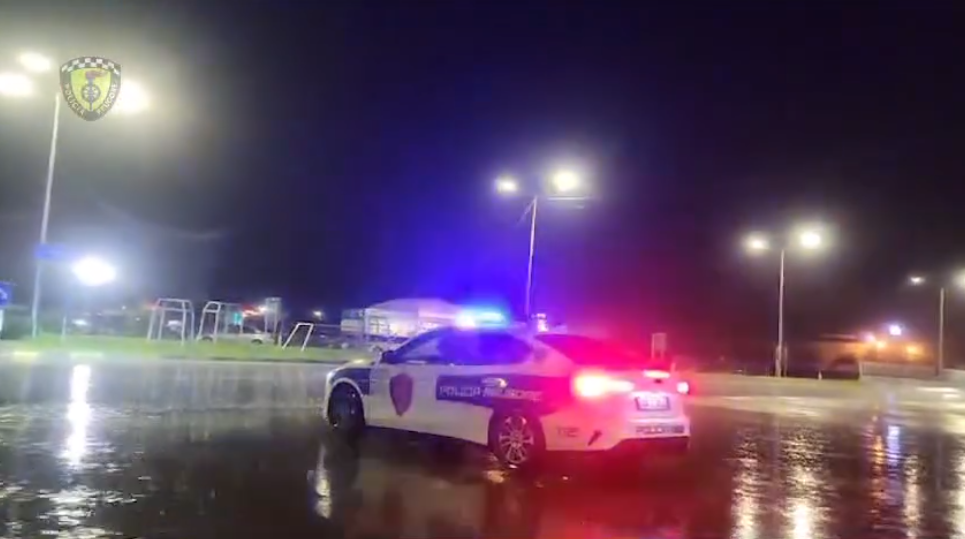 Moti i keq “mbërthen” vendin, Policia: Era e fortë mund të shkaktoj rreziqe