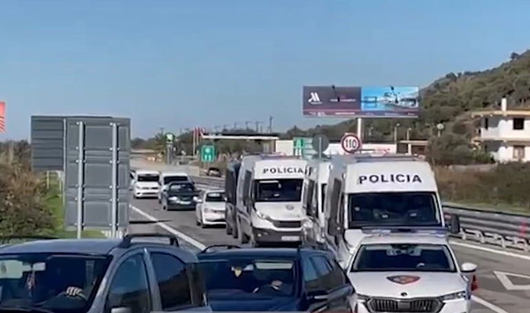 Rrethuar nga forcat speciale! “Buzëderri” me pranga në duar shkon për të varrosur djalin