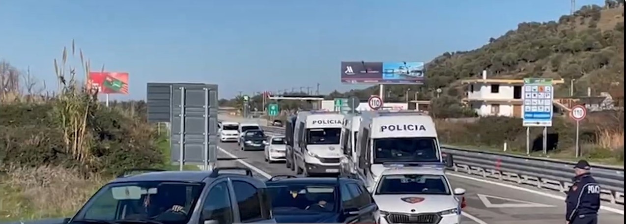 Rrethuar nga forcat speciale! “Buzëderri” me pranga në duar shkon për të varrosur djalin