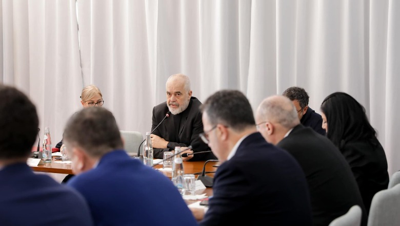 FOTO/ Laps, letër dhe “veshët katër”, Rama ndan pamjet nga mbledhja në Shëngjin
