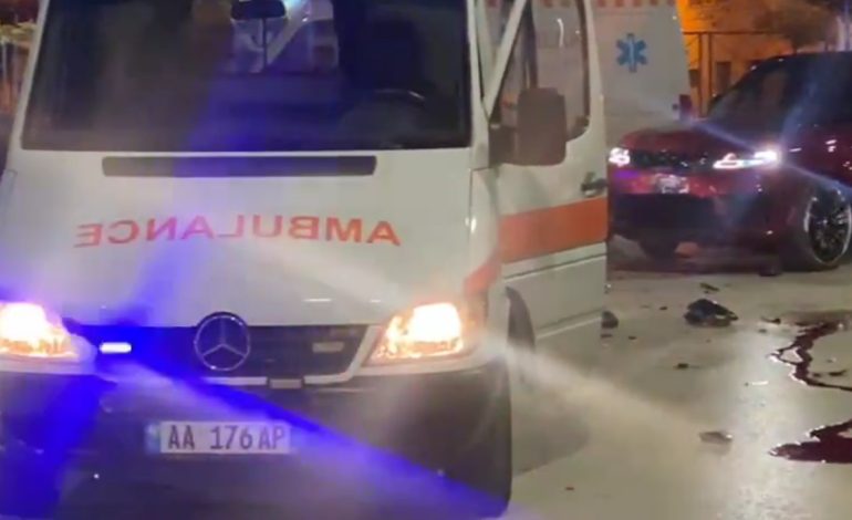 Aksident në Fier/ Motori përplaset me makinën, plagoset drejtuesi (Pamje të rënda)