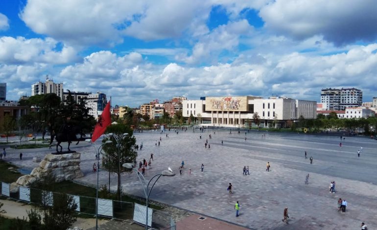 Dy helikopterë britanikë spektakël në qiejt e Tiranës! Mbrojtja: Eventi, dëshmi e bashkëpunimit të shkëlqyer mes Shqipërisë dhe Mbretërisë së Bashkuar