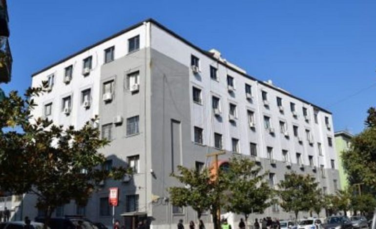 U vra me armën e shërbimit, polici ishte dënuar për plagosje/ Vendimi, sherrri me komshiun nisi për parkimin