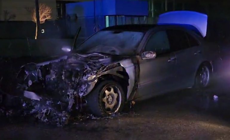 Merr flakë makina në ecje në Fier! Mjeti i shkatërruar, pamje nga vendi ngjarjes