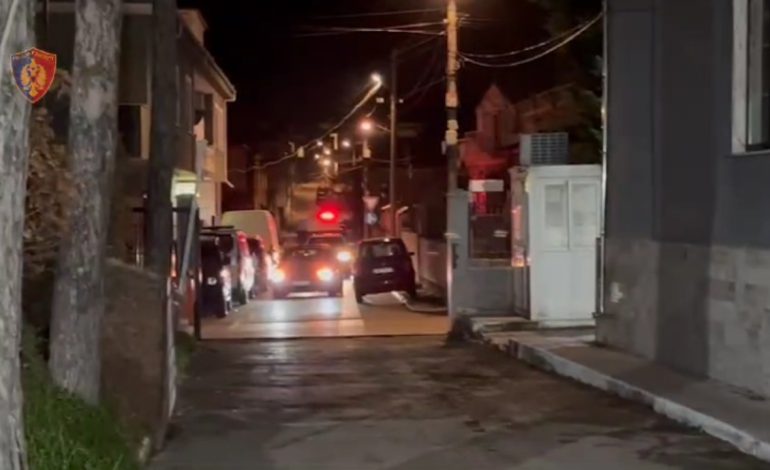 Megaoperacioni “Tempulli 2”, dhjetëra arrestime në Korçë dhe Vlorë/ Sekuestrohen armë, lëndë narkotike dhe para
