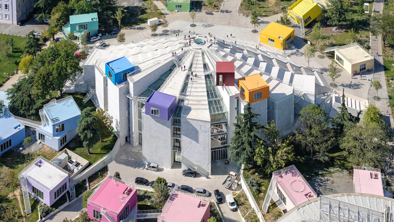 CNN shpall Piramidën e Tiranës ndër projektet më të mira arkitekturore të vitit 