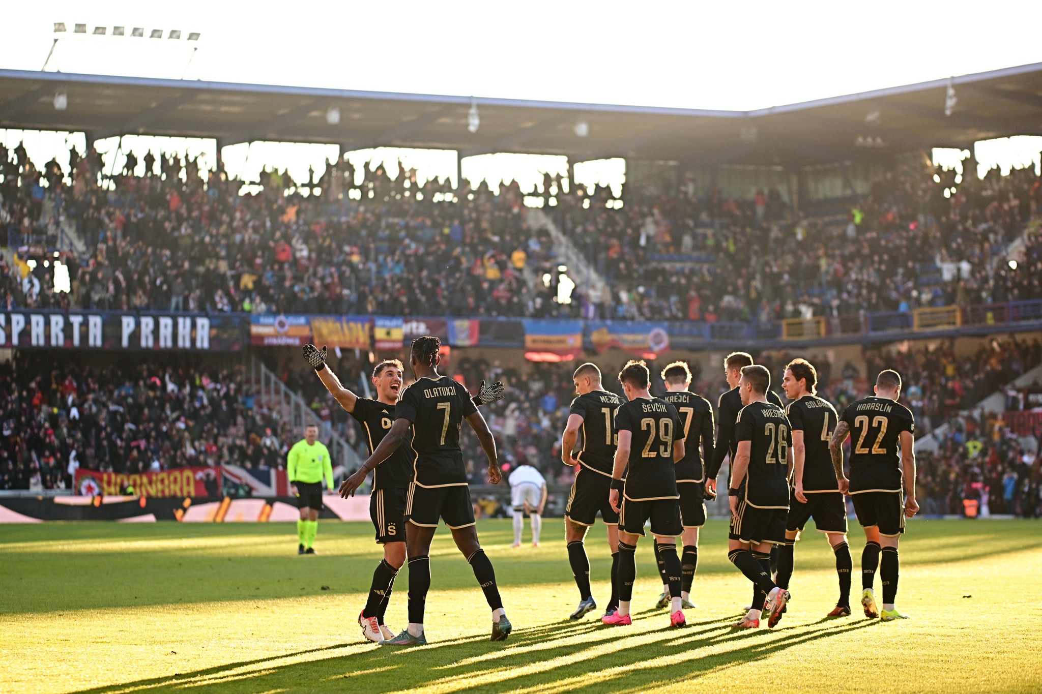 VIDEO/ Laçi në rolin e kamarierit, Tuci ndalet nga shtylla, shqiptarët protagonistë te Sparta e Pragës