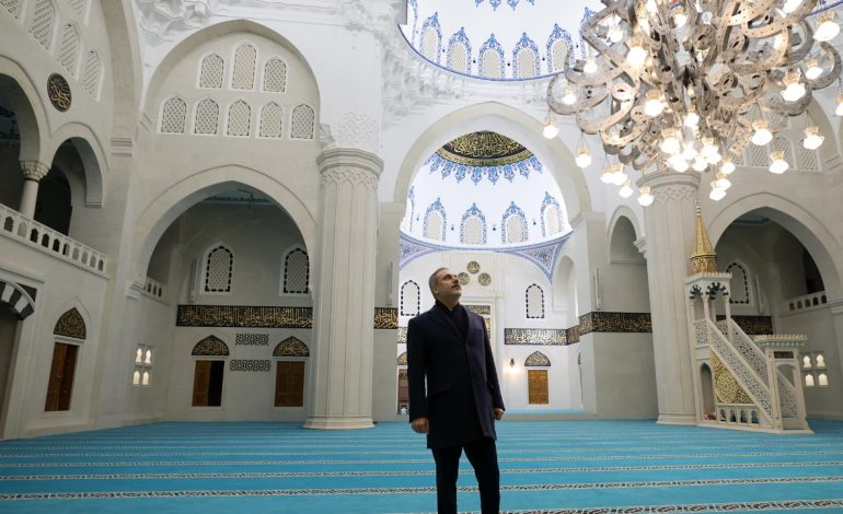 Foto/ Ministri i Jashtëm turk nis turneun zyrtar në Shqipëri, ndalesa e parë “Xhamia e Namazgahut”