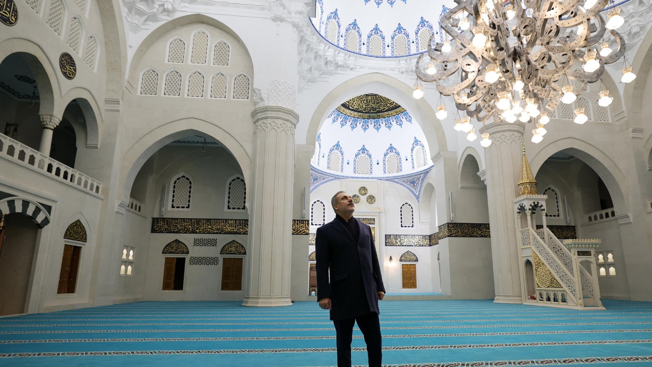 Foto/ Ministri i Jashtëm turk nis turneun zyrtar në Shqipëri, ndalesa e parë “Xhamia e Namazgahut”