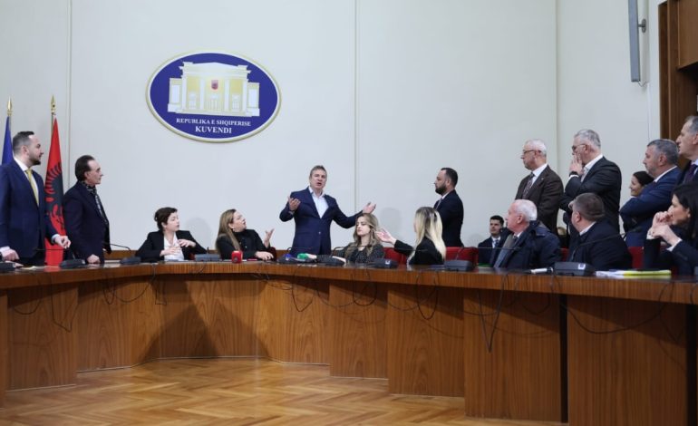 “Salianji mban pajisje zhurmuese, Vokshi e Metaliaj bllokuan karriget e Alibeajt e Gjiknurit”, PS kërkon masë disiplinore për 19 deputetë të opozitës (EMRAT)