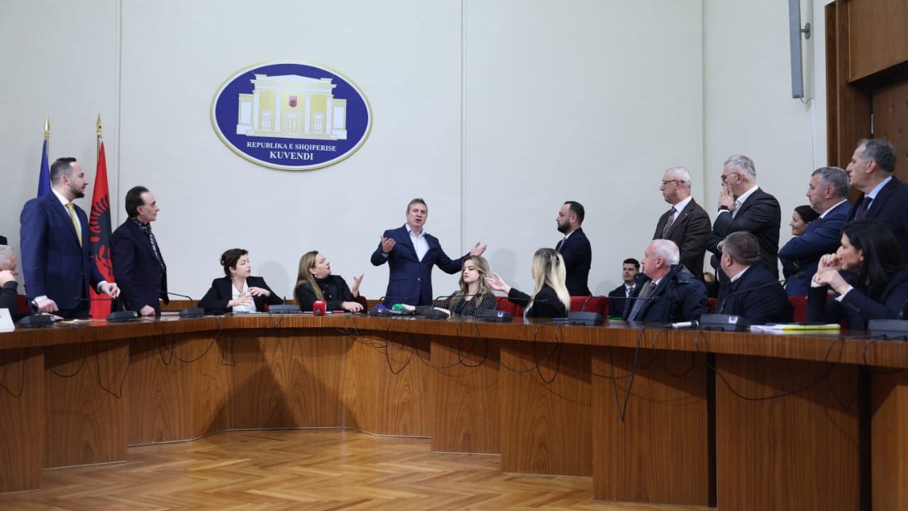 “Salianji mban pajisje zhurmuese, Vokshi e Metaliaj bllokuan karriget e Alibeajt e Gjiknurit”, PS kërkon masë disiplinore për 19 deputetë të opozitës (EMRAT)