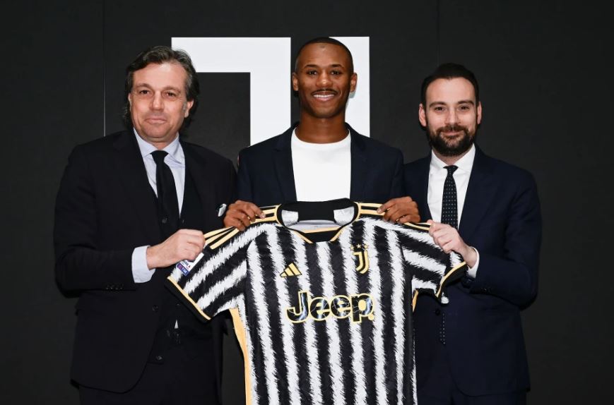 ZYRTARE/ Një mbrojtës për Juventusin, bardhezinjtë firmosin me lojtarin portugez