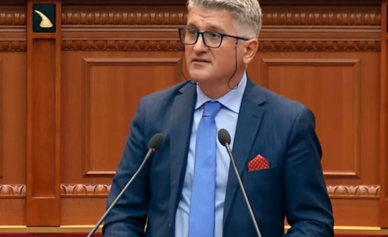 Kronika satirike/ Gjekmarkaj: Babua, Bake xhani dhe Mucua, orët e vështira ne Parlament. Nga ideja e kryevezirit Tao, te reagimi i liderit në perspektivë Gazi, e kryezëvendës liderit Muli
