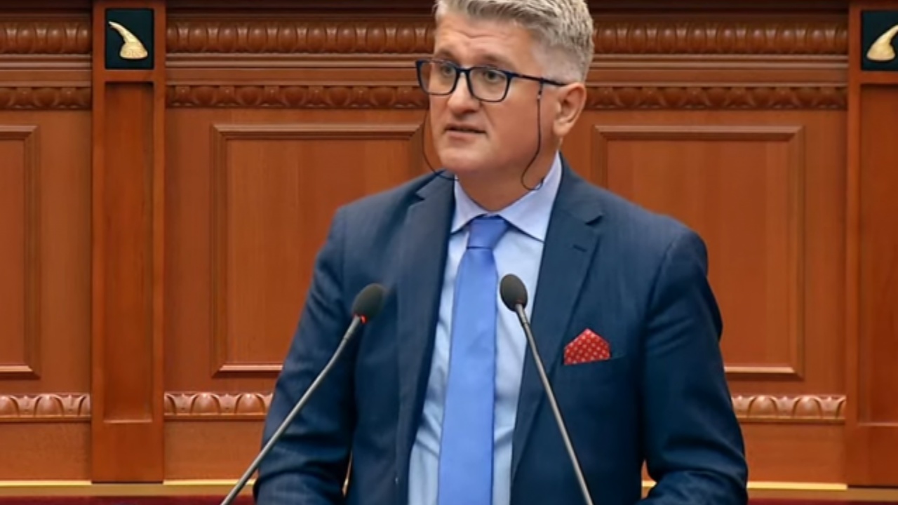 Kronika satirike/ Gjekmarkaj: Babua, Bake xhani dhe Mucua, orët e vështira ne Parlament. Nga ideja e kryevezirit Tao, te reagimi i liderit në perspektivë Gazi, e kryezëvendës liderit Muli
