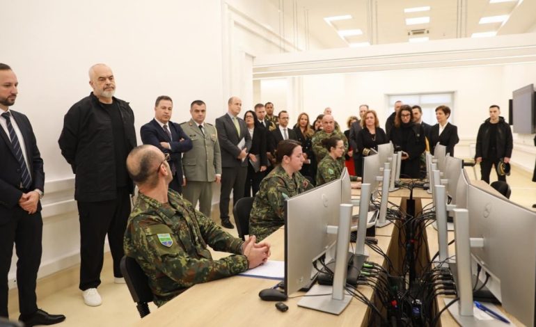 Inaugurohet Njësia Ushtarake e Sigurisë Kibernetike, Rama dhe Peleshi ndjekin nga afër mënyrën e funksionimit: 50% ushtarakë, 50% civilë të…