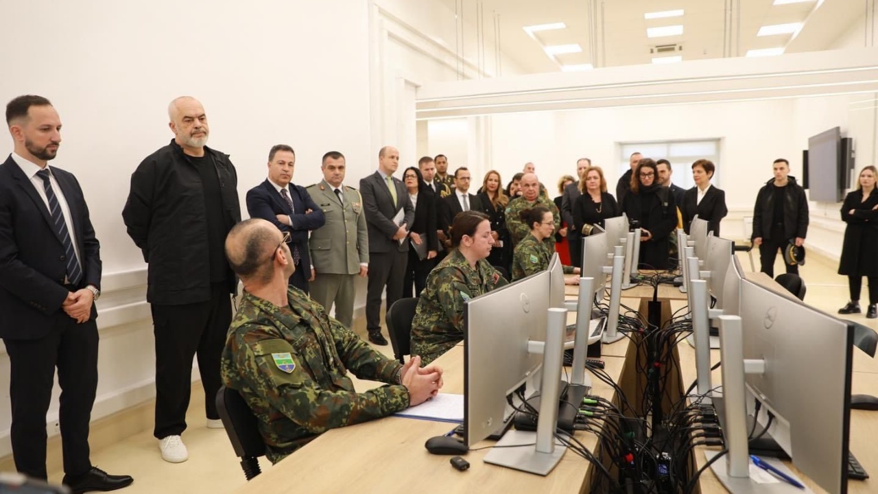 Inaugurohet Njësia Ushtarake e Sigurisë Kibernetike, Rama dhe Peleshi ndjekin nga afër mënyrën e funksionimit: 50% ushtarakë, 50% civilë të…