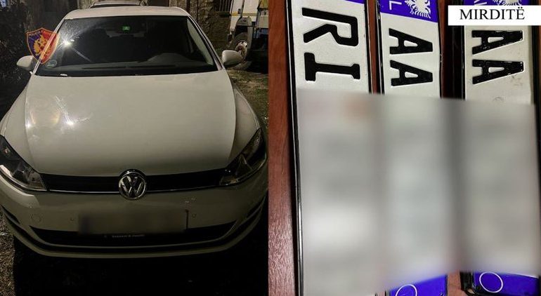 Mbante targa të vjedhura në makinë, arrestohet 25-vjeçari