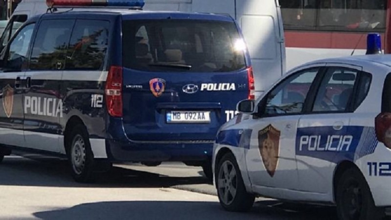Dhunuan me grushte futbollistin e ekipit, gjatë ndeshjes së futbollit, arrestohen dy trajnerët